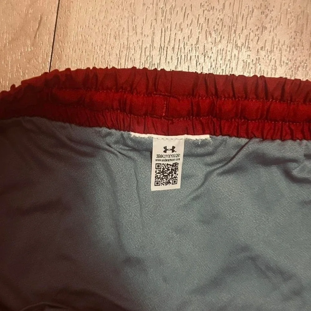Under‎ Armour Wisconsin Badgers active shorts medium women's